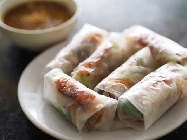 宜蘭縣羅東鎮1家越南料理店發生疑似食物中毒群聚事件，衛生局獲報後派員前往稽查。（示意圖／photoAC）