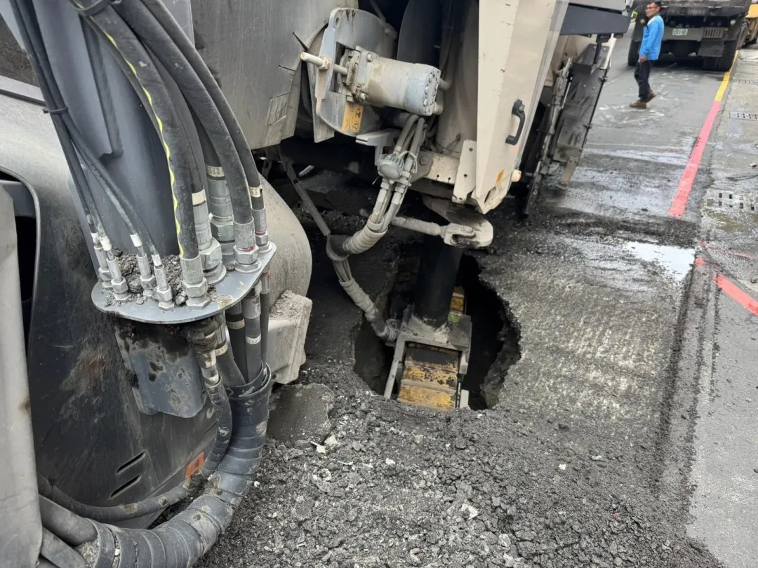 高雄有民眾於今（21）日下午1時許，開車行經國道十號橋下，發現左營區大中二路與文川路口出現路面路基掏空。（圖／翻攝自記者爆料網）
