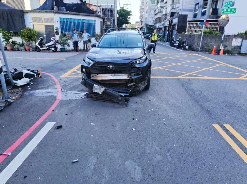 小客車駕駛表示，當時正要前往上班路上，車速並沒有特別快，對方一衝出來就撞上了。（圖／翻攝畫面）