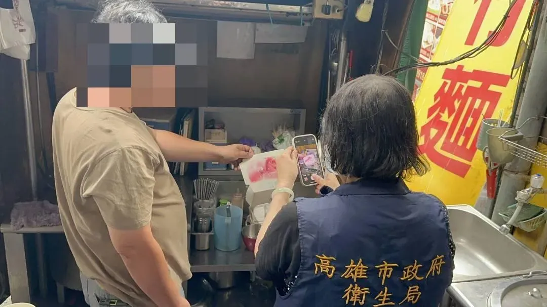 高雄市衛生局主動派員前往店家稽查,揪出多項衛生缺失。(圖/高雄市政府衛生局提供)