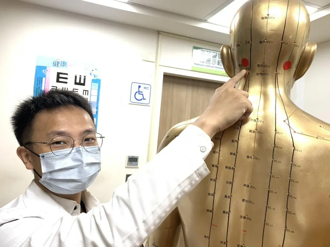 中醫師張祐慈說明可協助長者紓解焦慮、易怒等情緒問題的穴位按摩。(圖/衛生福利部臺中醫院提供)