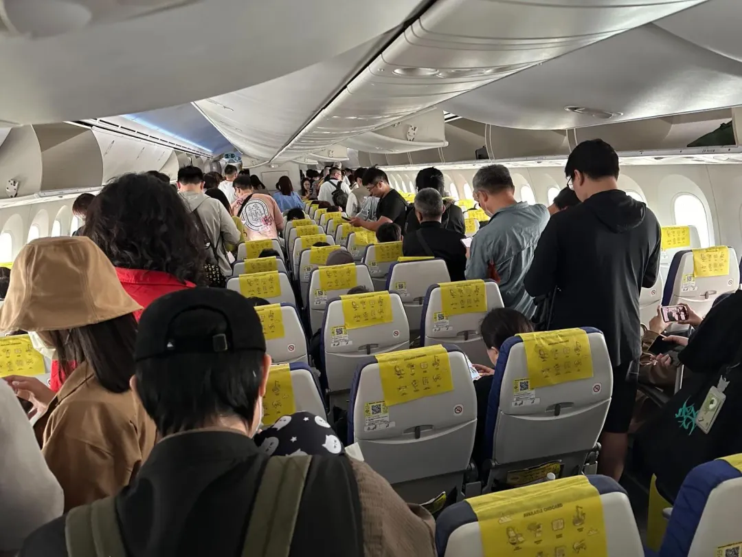 酷航TR898航班原定21日上午7時30分從桃園機場飛往日本成田機場,但因故取消,乘客1天內2度下機無法出發。(圖/中天新聞)