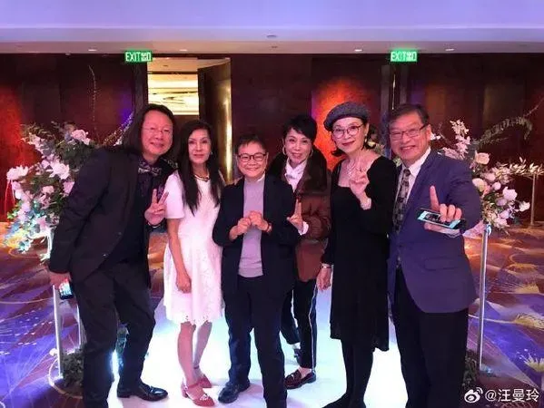 高妙思（左2）雖然淡出演藝圈，偶爾也會低調出席聚會。（圖／翻攝自微博@汪曼玲）