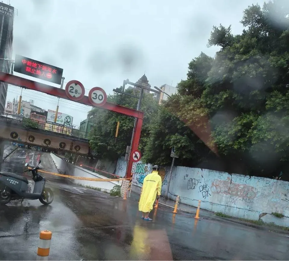 通往中壢火車前後站的中新地下道,稍早傳出淹水災情。(圖/翻攝畫面)