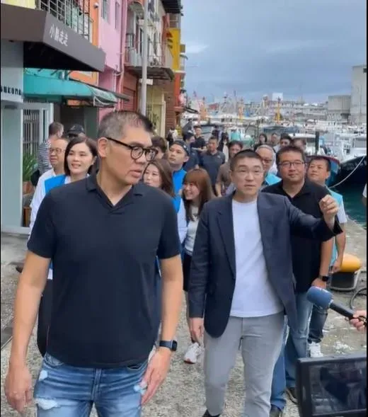 國民黨副主席連勝文今天(22日)上午偕同台東縣立委黃建賓、高雄市議員李眉蓁、黃香叔、許采蓁等人到基隆挺謝國樑。(圖/取自謝國樑臉書直播畫面)