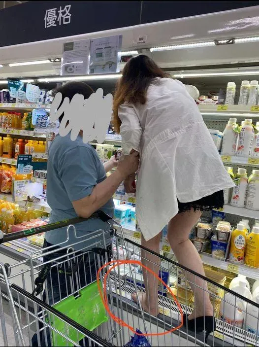 一名女脫鞋子踩冷凍櫃。(圖/翻攝自我是蘆洲人)