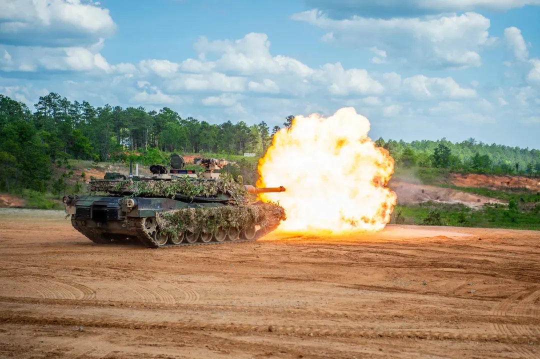 美軍M1A2戰車射擊120公厘戰車砲。(圖/美國陸軍)