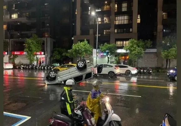 新北市新莊區有一輛自小客車不明原因翻覆。(圖/翻攝畫面)