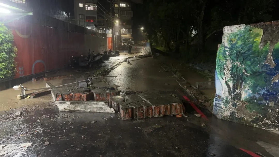目測有多台機車受損，目前已經通報相關單位到場戒護。（圖／翻攝畫面）