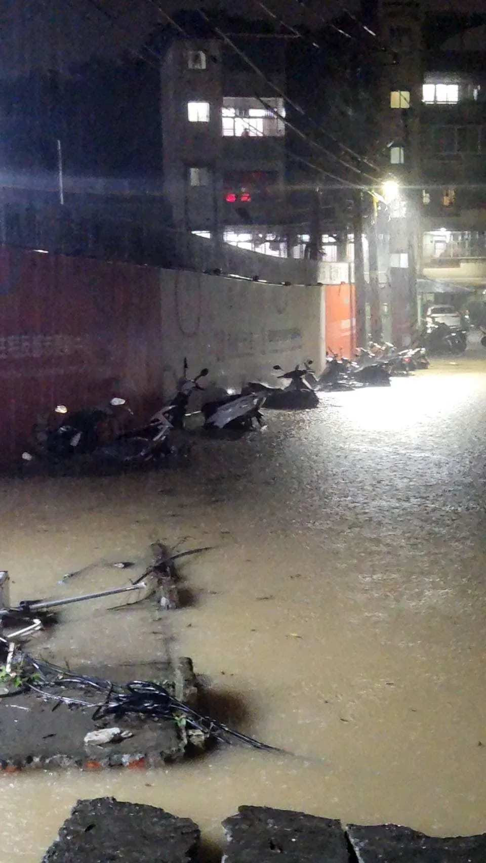 多輛機車泡在水裡。（圖／翻攝自臉書）