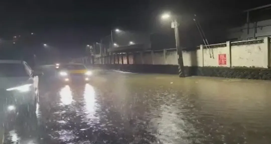 基隆雨勢也相當驚人。（圖／翻攝畫面）
