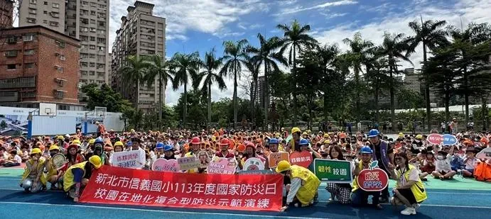 局長與信義國小師生大合照。（圖／新北教育局提供）