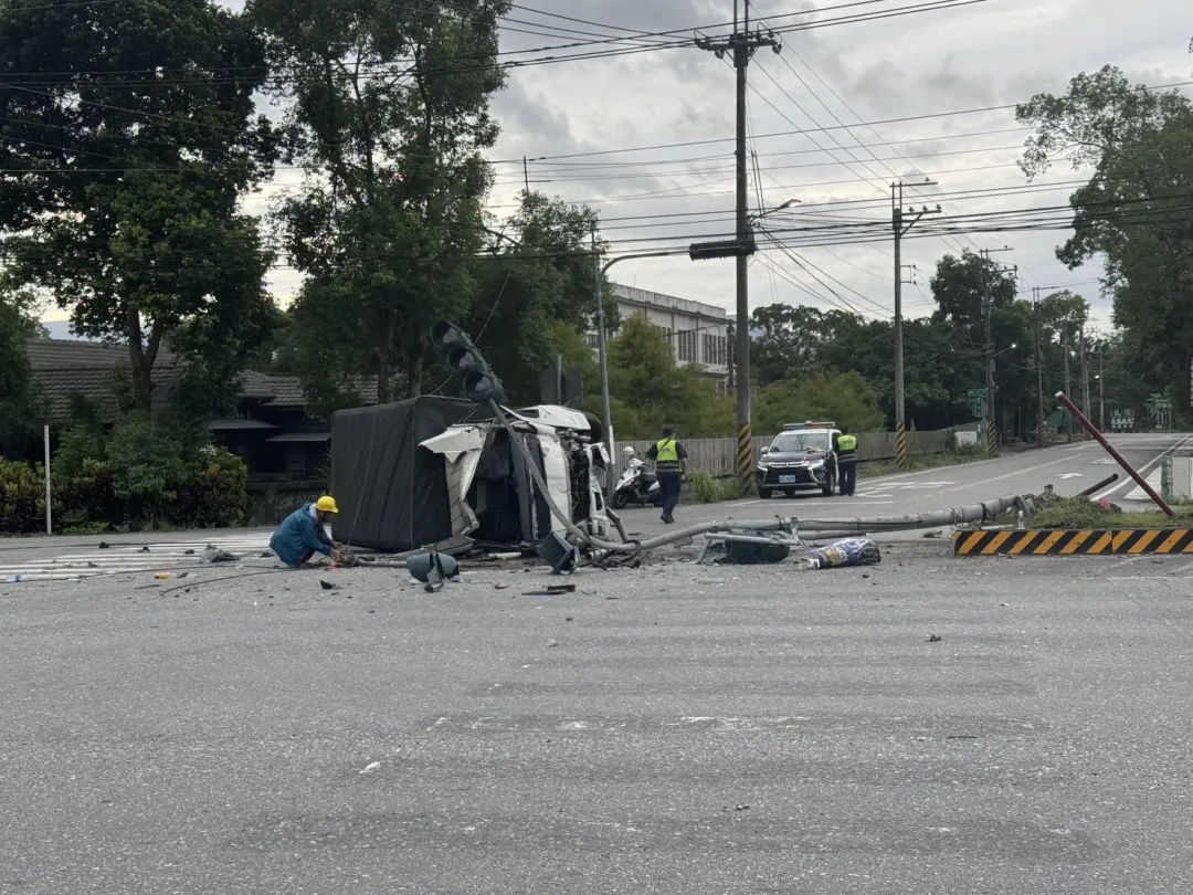 小貨車載一名乘客,沿台9線南往北車道直行,不明原因撞上路口號誌桿。(圖/翻攝畫面)
