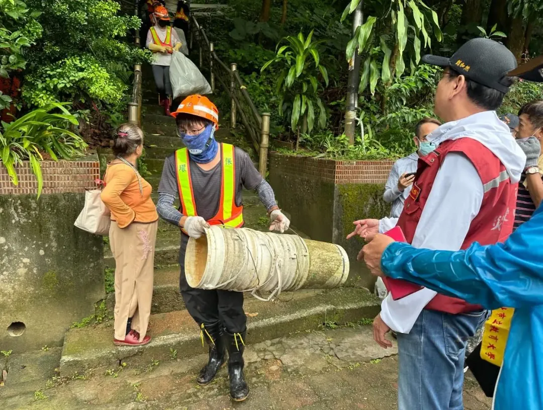 外圍環流將帶來北部大雨,後續造成積水可能導致病媒蚊孳生,請民眾颱風前先行將容器減量。(圖/新北市衛生局)
