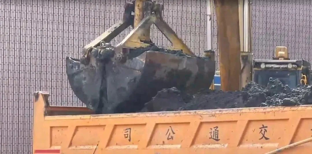 建工建中路口的這個建案已經圍好柵欄並打好地基，佔地770坪，砂石車也已進場施工。（圖／中天新聞）