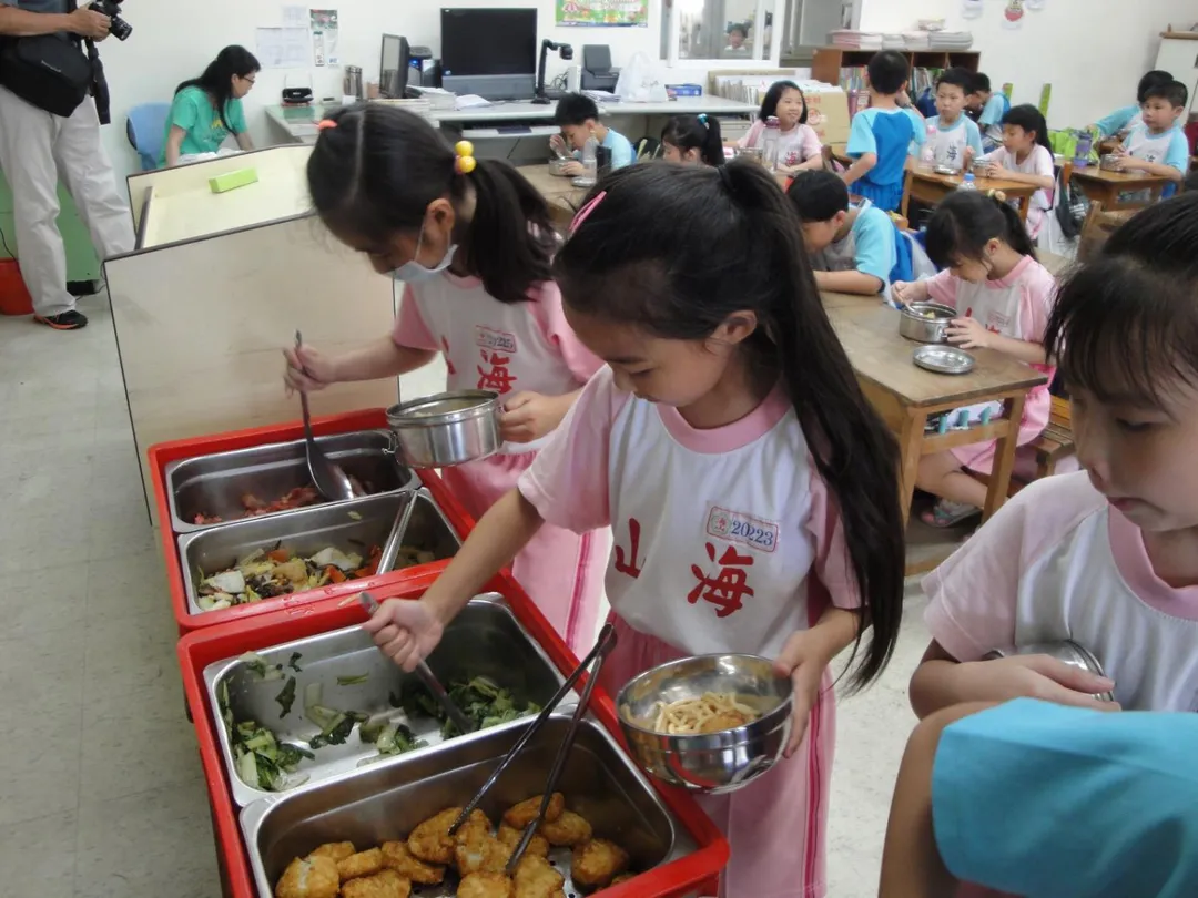 全台多縣市跟進宣布公立國中小學童營養午餐免費（資料照片）