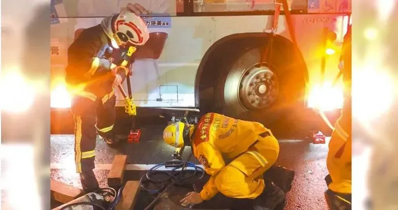 台中市中區昨(22日)發生死亡車禍意外,2名東海大學女大生晚間穿越斑馬線時,不慎遭到65歲施姓司機所駕駛的公車撞上,導致其中一名20歲林姓女大生不幸身亡。(圖/民眾提供)