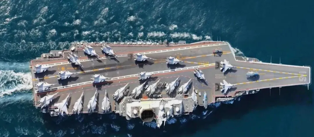 遼寧艦甲板上停放了24架殲-15（圖／翻攝微博）