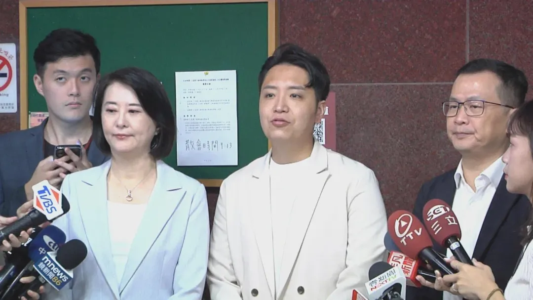羅廷瑋今日上午在同黨同志陪同下向支持者們道歉。（圖／中天新聞）