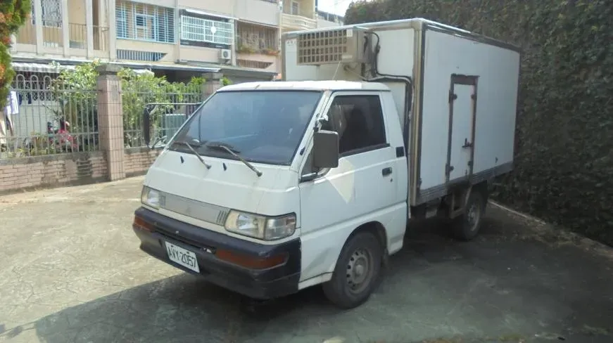 中古白色中華廂式冷凍車，排氣量為1997c.c.。（圖／法務部行政執行署）