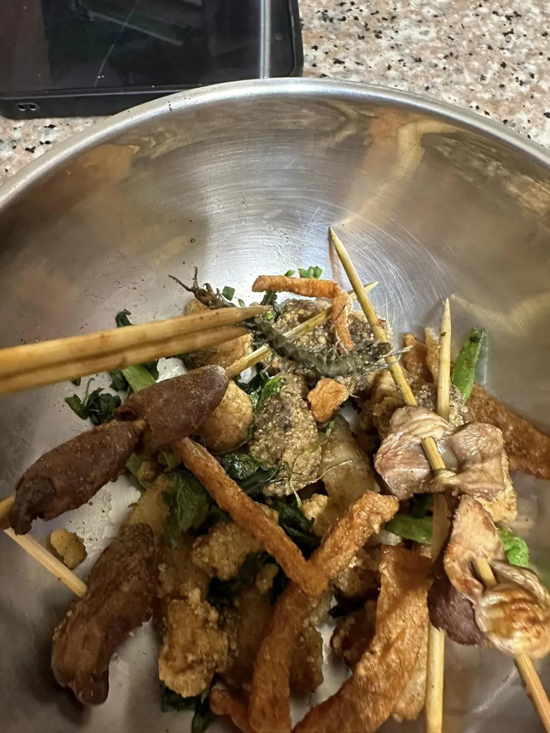 網友在鳳山自強夜市買鹹酥雞,快吃完才發現疑似混雜一隻蜈蚣。(圖/翻攝自臉書高雄揪出遊)