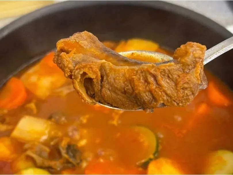 美國嫩肩牛小排燉煮入味，輕鬆撥骨肉即分離。（圖／好市多網友提供）