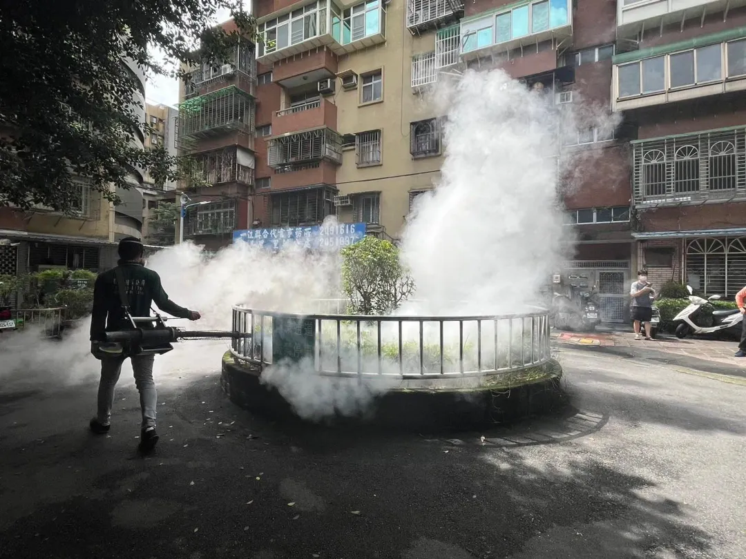 新北市中和區永和路進行長效藥物噴消及環境孳生源清除。（圖／新北市衛生局提供）