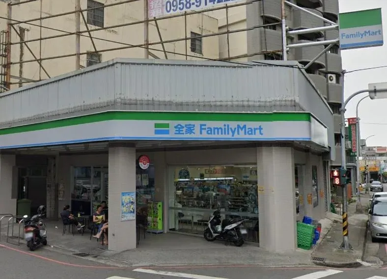 全家台中金南屯店。(圖/Google Maps)