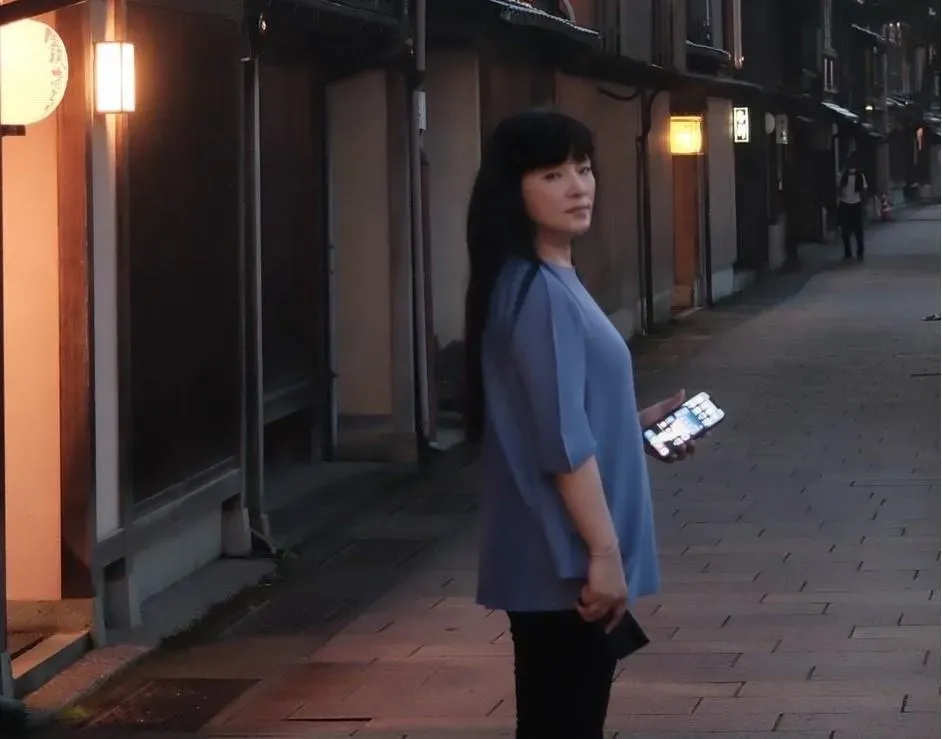 唐綺陽24日在自己的Facebook上發文,宣布她將要閉關寫書的消息,結果紛絲紛紛把重點放在唐綺陽貼出的照片,驚呼「瘦到差點認不出來」。(圖/Facebook/唐綺陽)