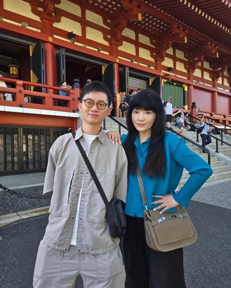 唐綺陽還在留言區,貼出和YouTuber視網膜的合照。(圖/Facebook/唐綺陽)