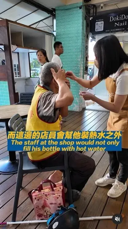 飲料店員暖心幫爺爺裝熱水、擦藥。(圖/派瑞 Perry Green授權提供)