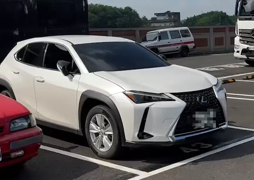 彰化監理站人員日前巡察時,眼尖發現2輛同車牌的車輛,直接揪出使用偽造車牌的假車主。(圖/中天新聞)