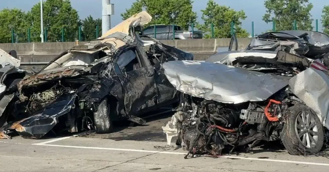 從車體毀損程度不難想像是發當下撞擊力道之猛烈。（圖／翻攝畫面）