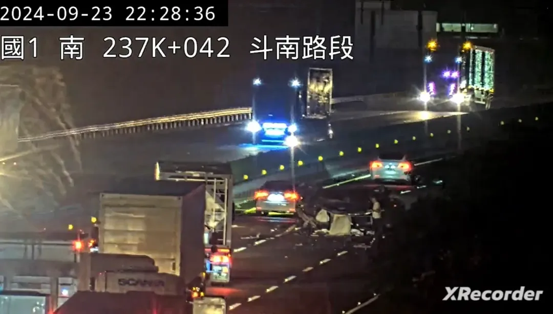 廖女、邱男的車輛最終在國道上相撞翻車，駕駛和乘客共4人僅1人存活。（圖／翻攝畫面）