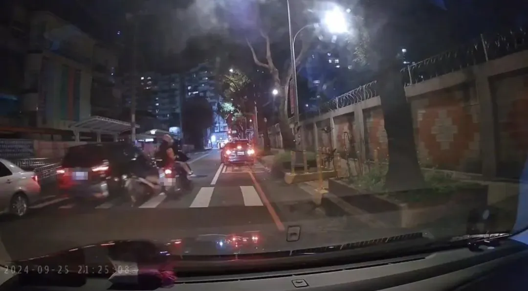 誇張行徑都被後方車輛行車紀錄器拍下，民眾見狀後，趕緊打電話報案。（圖／翻攝畫面）