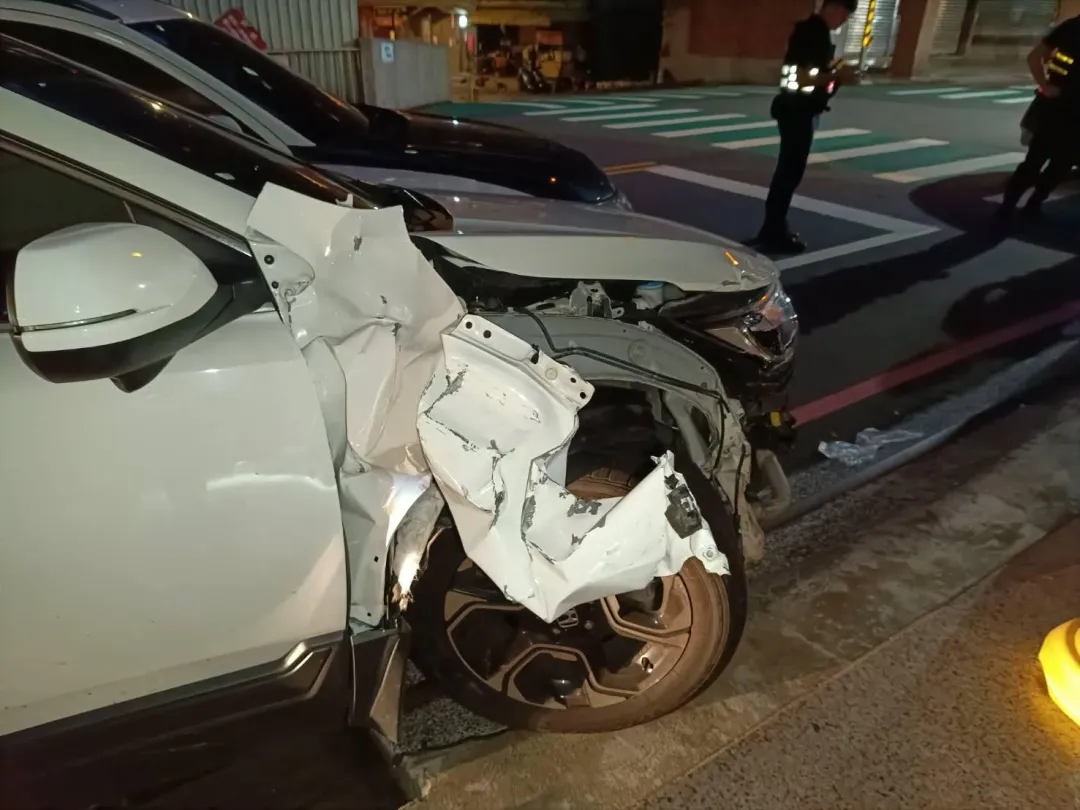 徐男駕車自撞電線杆。（圖／翻攝畫面）
