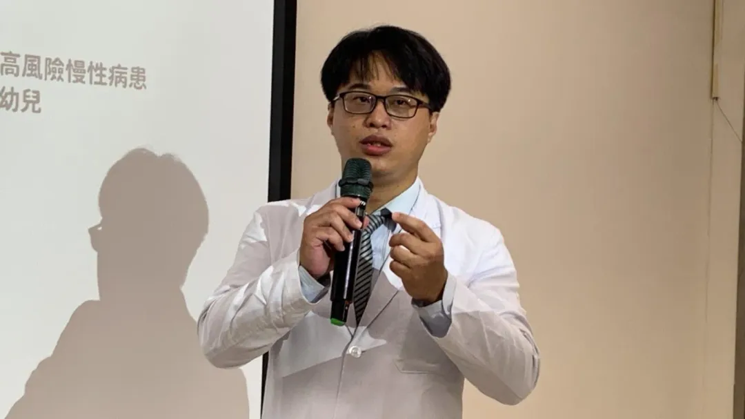 一家三代六口今年暑假期間同遊日本,返台後一周內,從孫子到爸媽、爺爺奶奶先後發病,最後發病的爺爺跟奶奶因高燒不退就醫,快篩確診新冠。(圖/衛福部台中醫院提供)