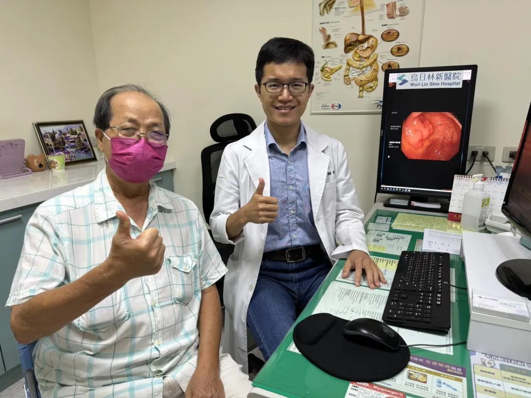 胃腸肝膽科林裕鈞醫師與羅先生本人的合照。（圖／烏日林新醫院提供）