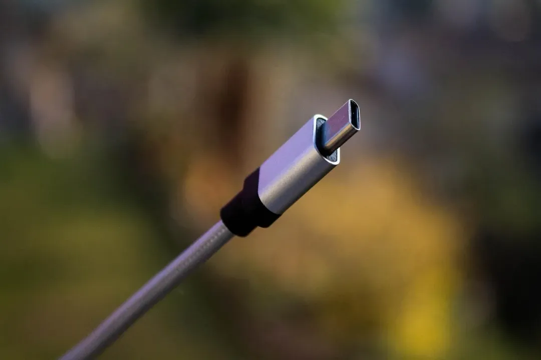 有網友因為想與家人共用Type C的充電線,考慮將手機換成iPhone 15或iPhone 16。(示意圖/取自pixabay)