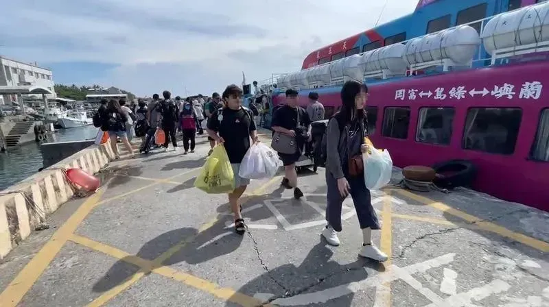 颱風山陀兒生成,台東往返綠島、蘭嶼船班28日中午過後將取消,上午疏運約千名遊客返回台東富岡港。(圖/中央社)