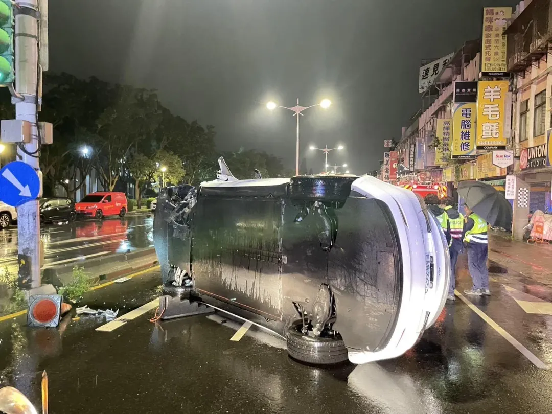 洪男酒後駕駛特斯拉自撞分隔島翻車。(圖／翻攝畫面)