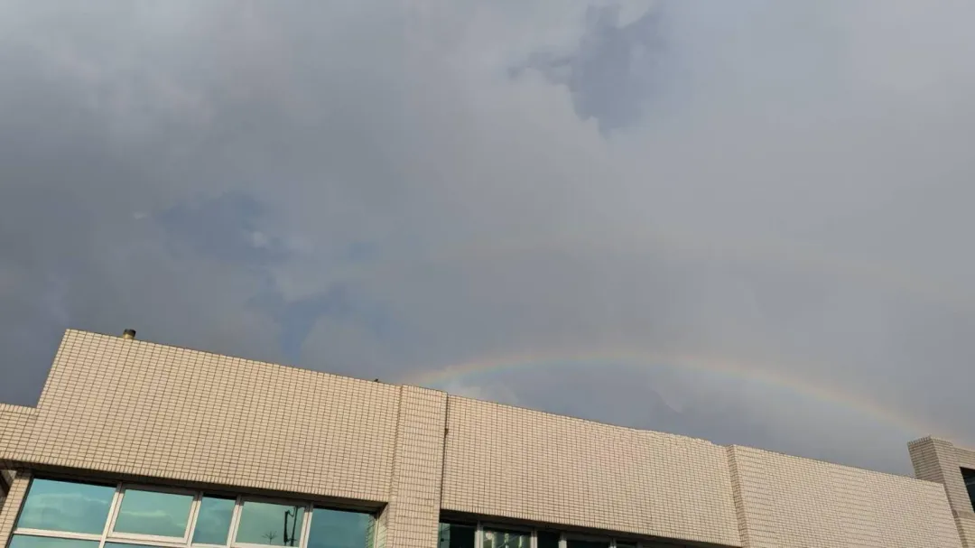 霓、虹同時出現在東方天空，但因烏雲較厚且顏色深，「霓」的顏色並不明顯。（圖／記者車承軒攝）