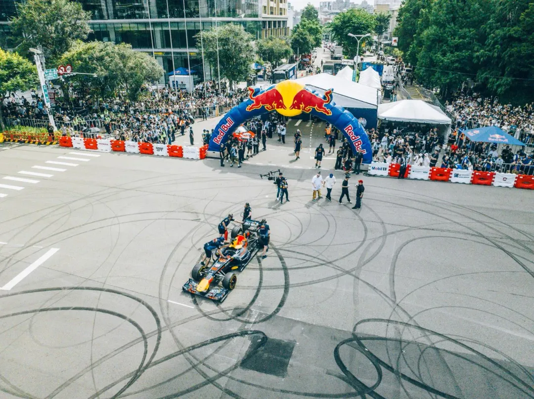 「Red Bull Showrun Taichung」今在台中市政路盛大展演，F1車手角田裕毅大秀「甜甜圈式繞圈燒胎」。（圖/紅牛官方提供）