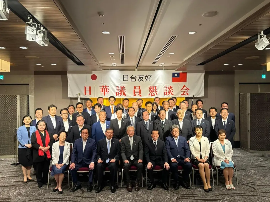 石破茂(前左三)與謝長廷合影(前右四)。(圖/翻攝謝長廷臉書)