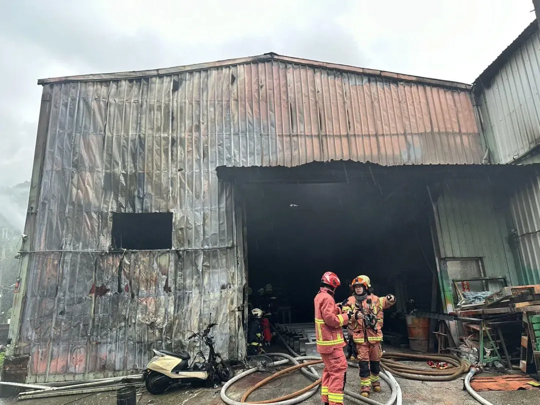 消防員緊急前往工廠滅火，研判應是工廠內雜物及機油起火造成火災。（圖／翻攝畫面）