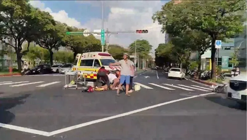 松山健康路發生汽、機車碰撞事故,49歲女騎士身亡。(圖/翻攝畫面)