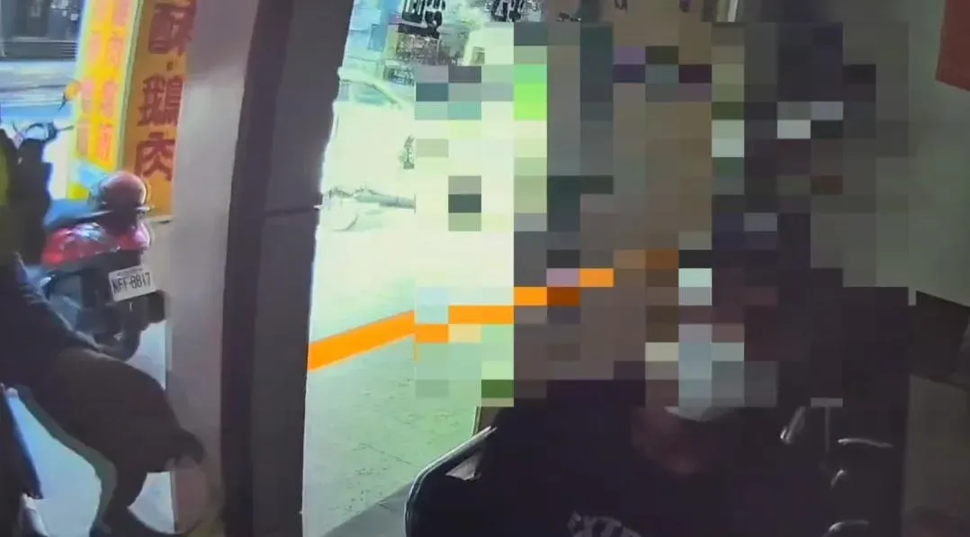 員警現場逮捕外籍移工犯嫌。（圖／翻攝畫面）