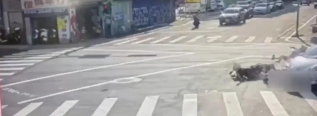 49歲林姓女子行駛在道路上,下一秒慘遭左轉的18歲的羅男駕駛自小客車撞擊,當場噴飛騰空摔地,就連機車也滑行數公尺遠。(圖/翻攝畫面)