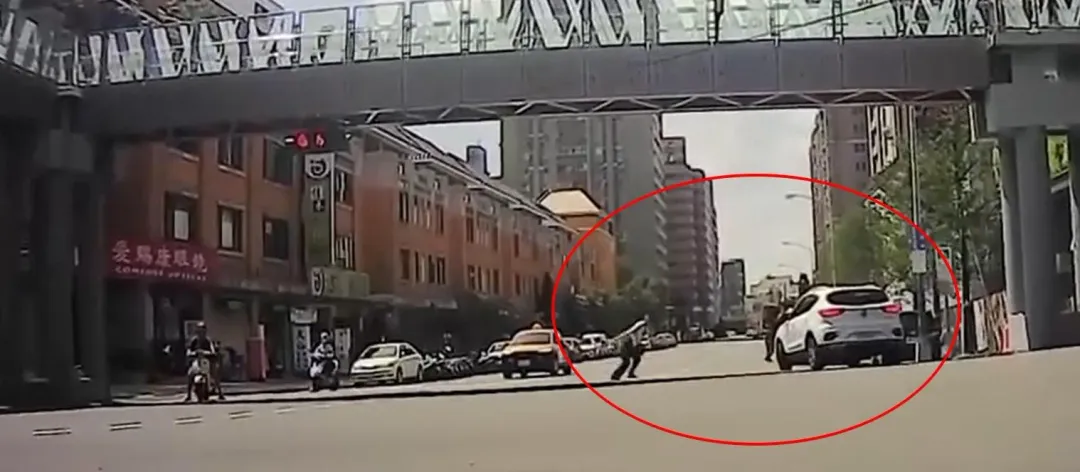 為左轉車輛怕輾到按喇叭，女子才趕緊上車離開。（圖／翻攝自社會事新聞影音）