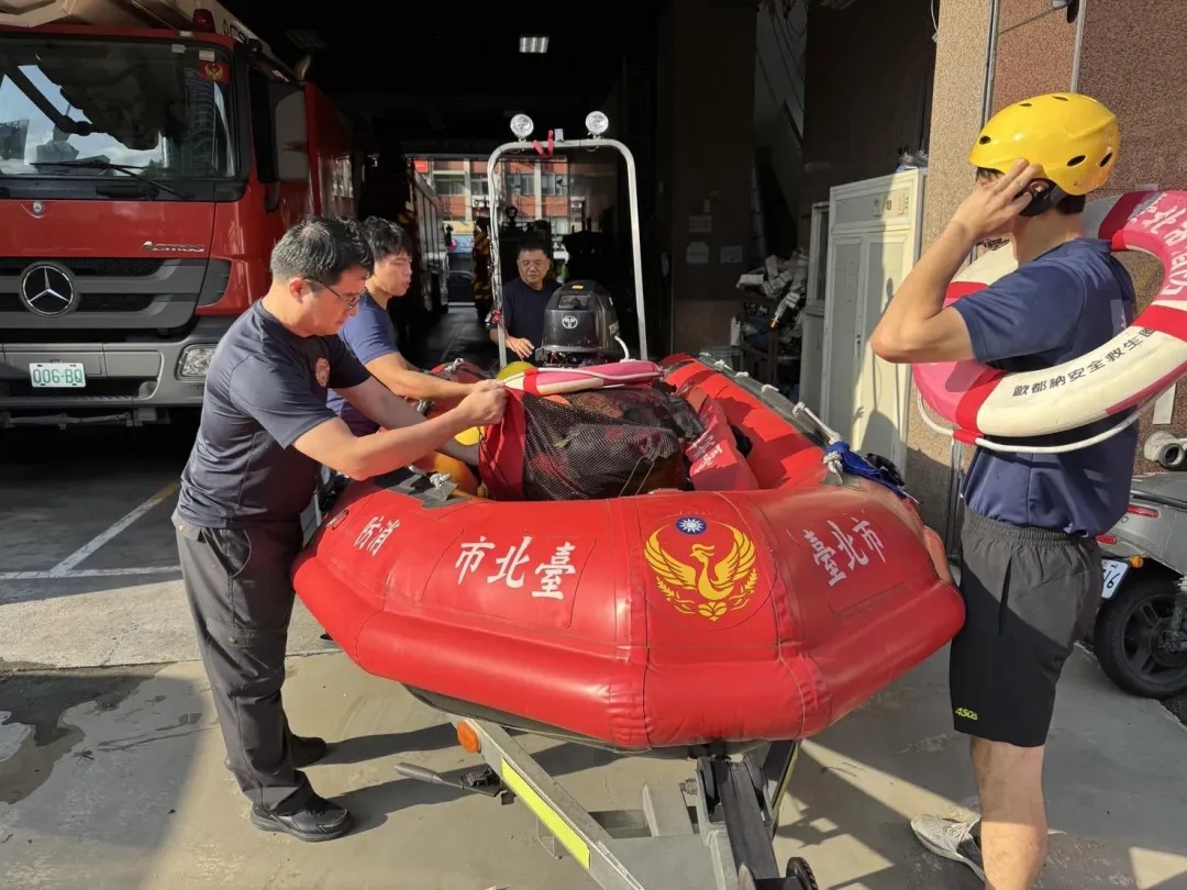 臺北市災害應變中心現已三級開設，將持續強化災害守視，並隨時掌握颱風動態，也籲請民眾留意颱風資訊做好防颱措施。（圖／北市消防局提供）